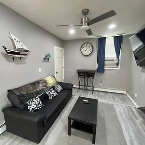 2 Bedroom Near Airport , Hillside United States